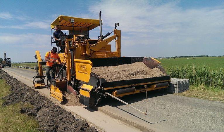 4.6 Finišer - krajnicový typ: Demag SF 120 P hmotnost: 8,50 t výkon: 187 kw šířka pokládky: 250 mm 2 700 mm sklon pokládky: 0 30 využití: pokládka zemní a živičné nezpevněné krajnice terénní