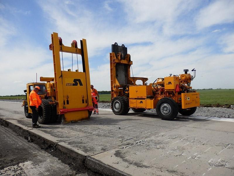 4.11 Gilotina typ: Wirtgen BTZ 7000 hmotnost: 12,35 t hmotnost úderníku: 7,00 t rychlost pojezdu: 500 m /hod využití: fragmentace