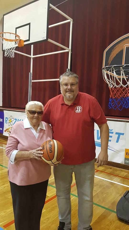 SPORTOVNÍ UDÁLOSTI SENIOR Olympiáda... n e u v ě ř i t e l n o u kondici a výkony nejstarší účastnice akce, kterou byla dvaadevadesátiletá Božena Krásová.