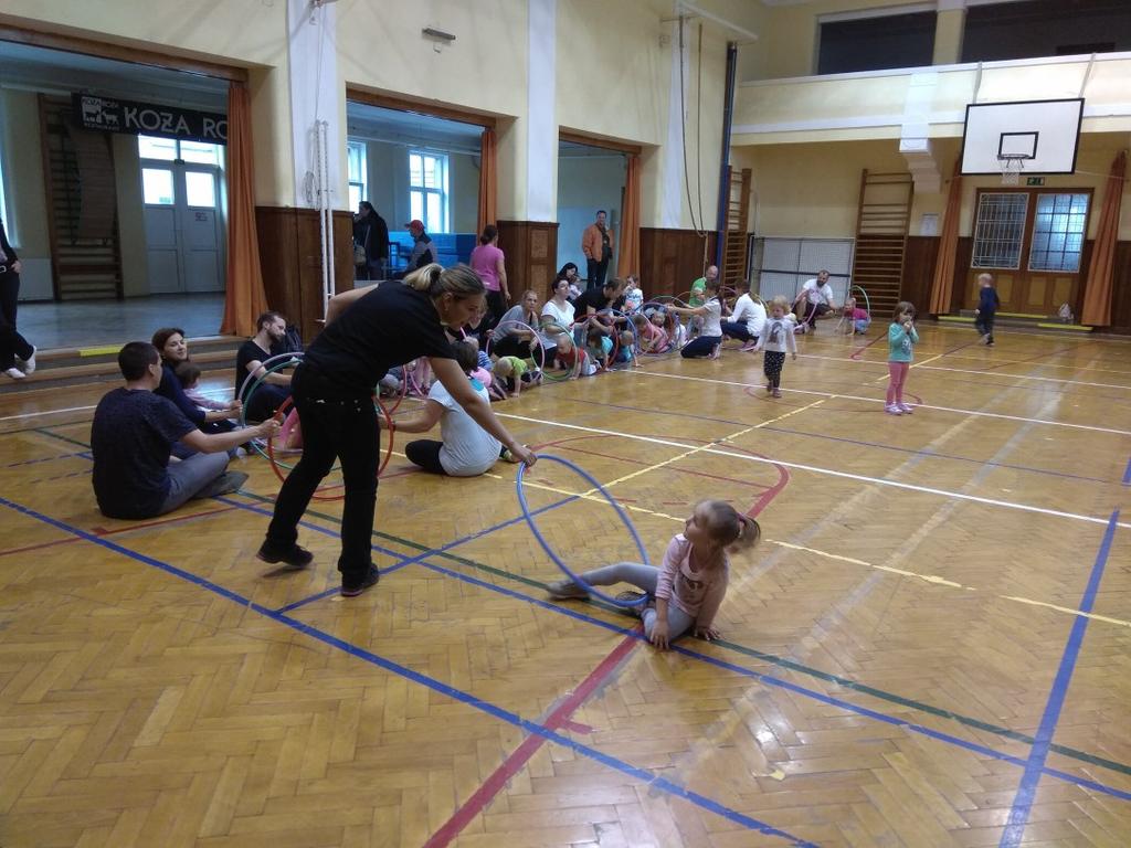 Aktivity pro děti: Cvičení rodičů s dětmi - cvičení je určené pro nejmenší (předškolní) děti ve věku od 3 do 6 let, které se v sokolovně scházejí v pondělí v 17 hodin pod vedením ses. Petry Exnerové.
