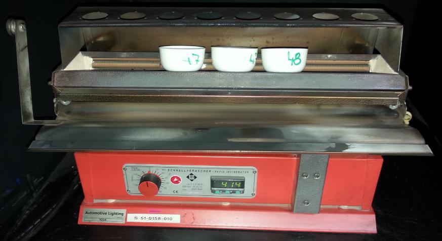 UTB ve Zlíně, Fakulta technologická 91 Připravené keramické misky s navážkou plněného termoplastického materiálu byly vloženy do zařízení s názvem odtahovač, viz obrázek (Obr. 75).