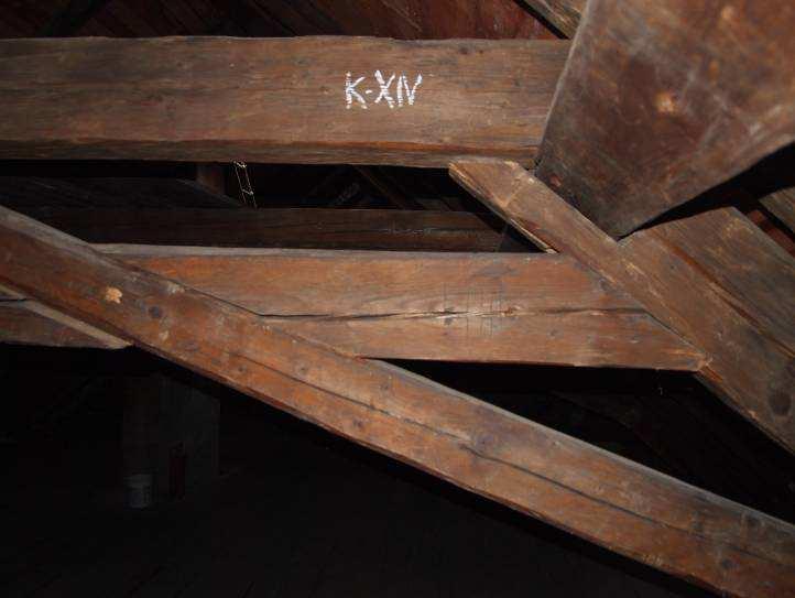 K.01-XIV Konstrukce krovu je hambalkového typu (o jedné úrovni hambalků) s ležatou stolicí.