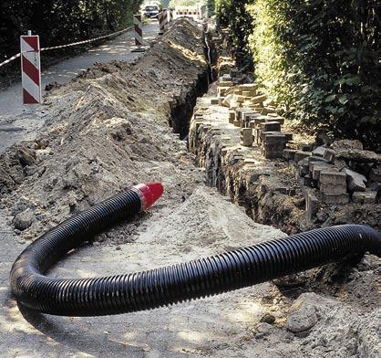Příprava trasy Pružnost trubky Uponor Ecoflex umožňuje bezproblémové přizpůsobení téměř ke všem podmínkám trasy na místě.