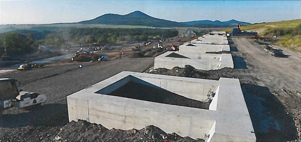 devítipramencové předpjaté 1570/1770 trvalé, s injektovaným kořenem a únosností 1300 kn. Sklon kotev je 20, resp. 30. Statické prvky jsou tuhá tělesa uzavřeného průřezu charakteru studny.