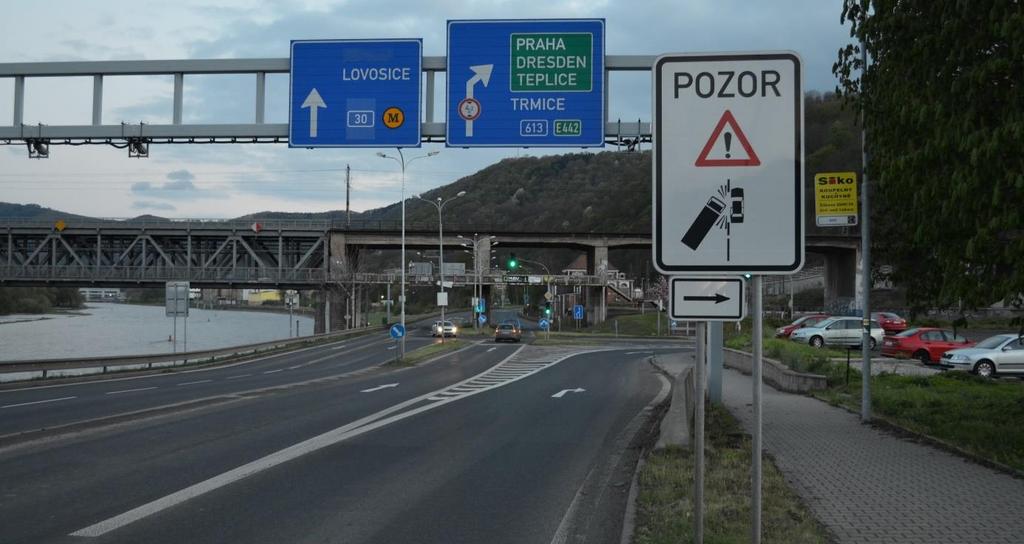Realizované opatření pomocí dopravního značení na silnici I/30 před odbočením vpravo k okružní křižovatce pod Větruší, Ústí nad Labem 2016