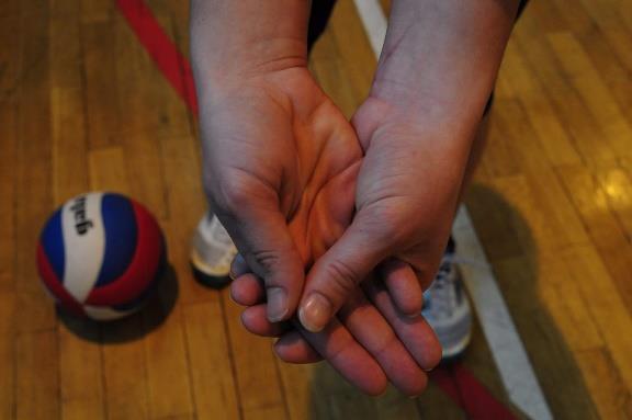 4 TEORETICKÁ VÝCHODISKA Druhý způsob spojení paží je tzv. spojení s dlaněmi přes sebe (obrázek č. 8).