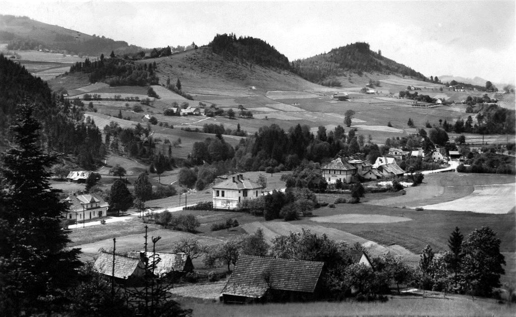 Od jihu za řečištěm Bečvy se nad ním vypíná vrch Stavinožka (617 m) a od západu za korytem potoka Mečůvky Fiury grúň (596 m).