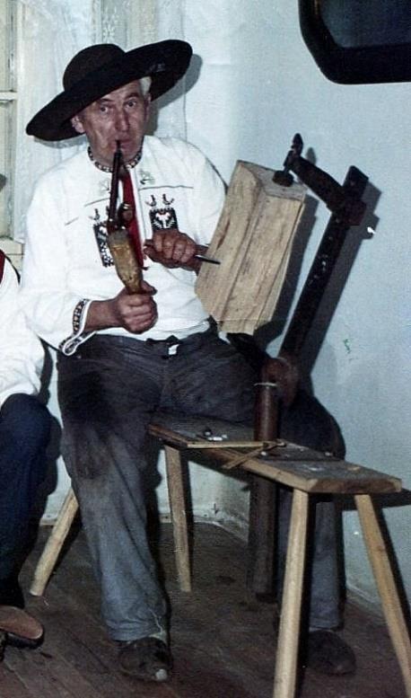 Jiří MALINA (1920 1986), lidový řezbář Narodil se nedaleko odtud na č. p. 210 v místě zaniklého starého Macečkova mlýna v rodině obuvnického mistra.