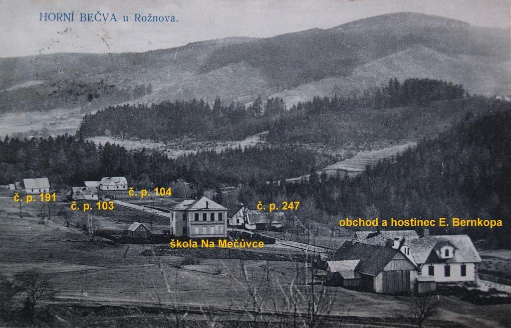 1896 do ní docházelo až 110 žáků a obecní radní se museli zaručit reverzem za život dětí, když se při vyučování jedna ze stěn učírny zřítila. Nová škola Na Mečůvce.