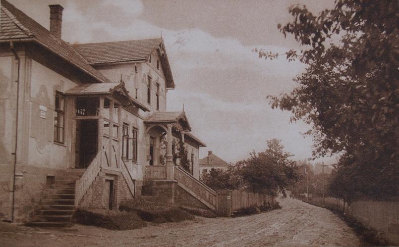 Rodina Bernkopova Ve druhé polovině 60. let 19. století se U Macečků usadil pekař z Brušperku Valentin Bernkop (1822 1901) s početnou rodinou a v místě zřídil obchod s koloniálním zbožím č. p. 355 a až do r.