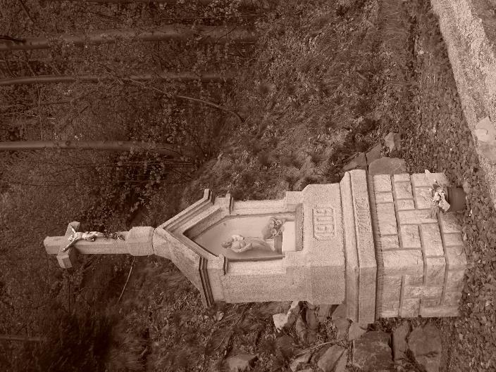 Kamenný kříž z r. 1888 Už od 19. století stál při rozcestí do Mečůvky starý dřevěný kříž. Na jeho místo v r.