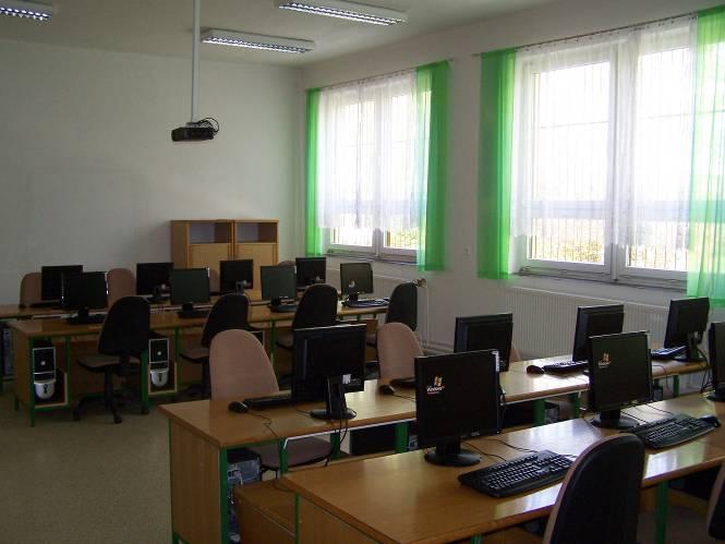 2.5. Podmínky realizace ŠVP Materiální podmínky Škola je pro zajištění výuky vybavena dobře (jak vyplývá i z autoevaluační studie) a jsou tedy splněny předpoklady pro dosažení cílů vzdělávání