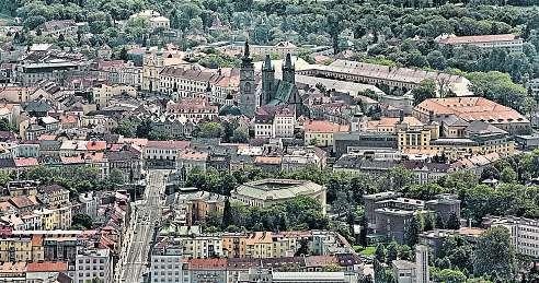 Před patnácti lety žilo vhradci zhruba 15,5 tisíce lidí nad 65 let, dnes více než 21 tisíc a podle prognóz jich v roce 2025 bude 22,5 tisíce. FOTO M.