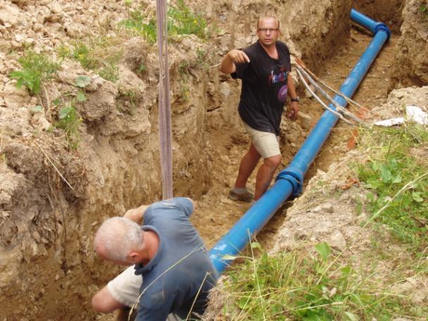 Díky umožněnému osovému odklonu potrubí ve spojích až do 5 se opustilo od 11 kolen, tím pádem došlo k ušetření financí v