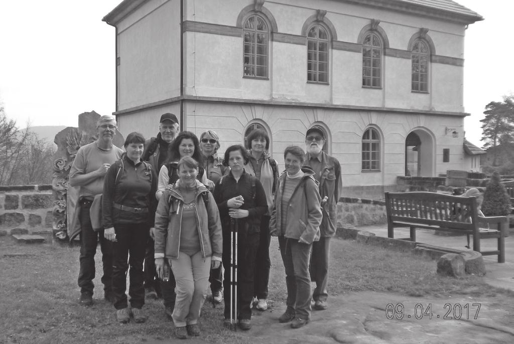 Trasa vedla od turnovského vlakového nádraží na hrad Valdštejn a dále už mezi ráj všech horolezců skalní útvary a věže.