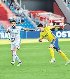 FOTO ALEXANDR SATINSKÝ PETR WOJNAR KARVINÁ Celý zápas Karvinští vedli, chvílemi dokonce opět branek, jenže vposlední minutě najednou svítil stav 25:26 pro Lovosice.