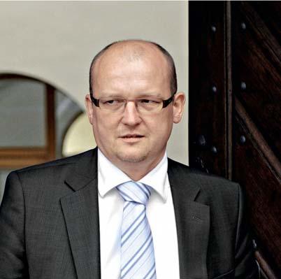 V této souvislosti opět mířila kritika na banku pod vedením Lubomíra Pokorného, za kterého vztahy s komerčními bankami zamrzly. Historicky kolem toho byla velká diskuse.