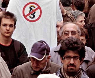 Základní zákon mimochodem oslavuje výročí volebního triumfu strany, kterou od jejího založení v roce 1988 vede současný premiér Viktor Orbán.
