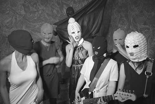 Případ Pussy Riot Svoboda slova jako organizovaný zločin Ženská punková hudební skupina Pussy Riot byla založena v Moskvě roku 2011 a je známá provokativními vystoupeními, která balancují na hranici