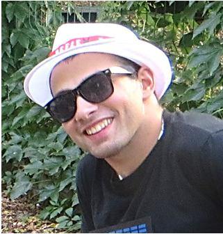 Potom jsme jeli tramvají a metrem zpět na Staroměstské náměstí na orloj. Pak jsme šli k Prašné bráně a na Karlův most, kde jsme se vyfotili.