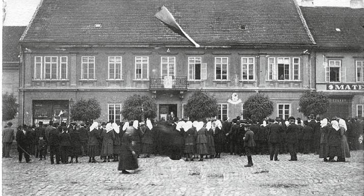 Tomáš Garrigue Masaryk byl zvolen prezidentem 14. listopadu 1918 jednohlasnou aklamací v jeho nepřítomnosti, neboť byl ještě v Americe. Cesta domů, lodí přes Atlantik, mu trvala měsíc.