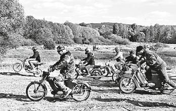 Těšit se můžete na traktory domácí výroby, slabé traktůrky, traktory sériové výroby, offroad auta, čtyřkolky i autovraky. Vítáni jsou také odvážlivci na legendárních strojích JAWA 50.