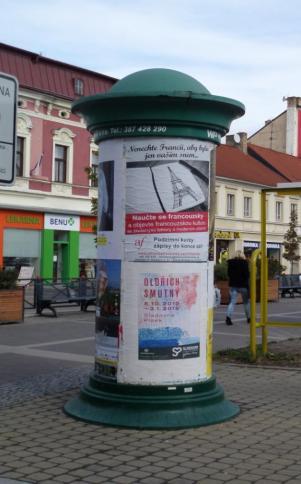 Tento nepřehlédnutelný reklamní sloup pro výlep plakátů, je viditelný ze všech svých stran a slouží především jako informační médium o místním společenském a kulturním dění.