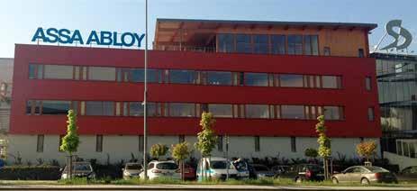 PŘEDSTAVUJEME VÝROBCE ASSA ABLOY Czech & Slovakia s. r. o. Společnost ASSA ABLOY Czech & Slovakia s. r. o. je součástí skupiny ASSA ABLOY, předního světového výrobce a dodavatele komplexního řešení uzamykacích dveřních systémů.