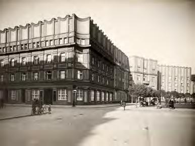 Zaměřil se na historické jádro města, celkové pohledy na Hradec Králové a moderní architekturu Josefa Gočára.