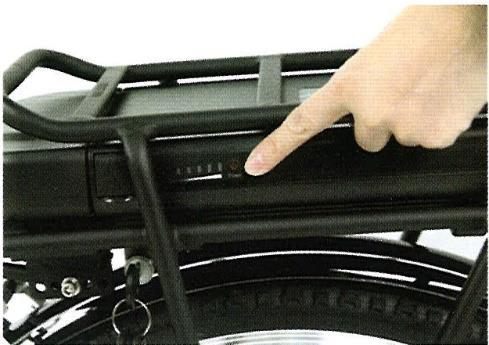 Pripojte nabíjačku k batérii a až potom k sieťovému napätiu. Sieťový prívod musí vyhovovať technickým údajom pre nabíjačku. Akonáhle je nabíjačka pripojená do el.