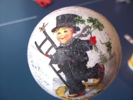 WORKSHOP PRO ZAMĚSTNANCE Ve čtvrtek 13. prosince 2012 se sešli od 10 hodin na městě všichni zaměstnanci, kteří si chtěli vyrobit na Vánoce nějaký originální dáreček či přáníčko.