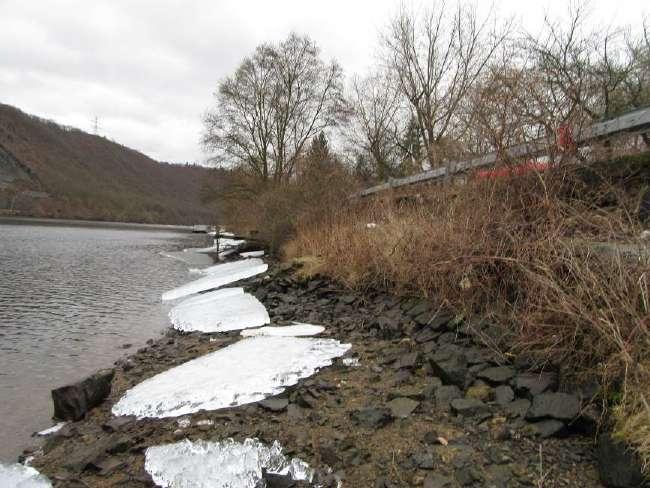 5.18. K.ú. Měchenice, km 5.53 5.98 Úprava svahu: C2. Opěrná zídka na stávající opěrné zídce. Katastrální úz.: Měchenice Délka úseku: 450 m.