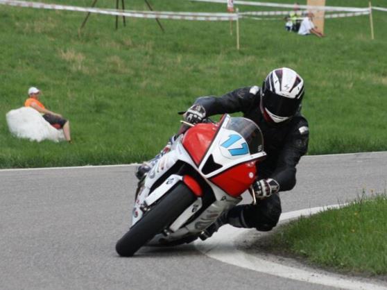 108 125GP + 250 CRR (GP + SP) Závod třídy 125GP + 250CRR byl vyhlášen jako mokrý, při startu závodu a v úvodních kolech pršelo, místy déšť ustal, ale občas ke konci závodu pár kapek spadlo. 125GP 1.