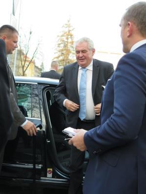 147 městská práva," přiblížil primátor Daniel Pawlas. Miloš Zeman potom navštívil havířovskou nemocnici a pekárnu Semag.