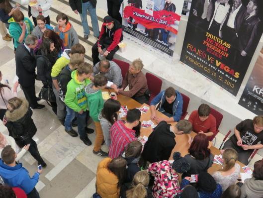 Michal Kolman (Jiří Mádl) studuje VŠE, ale místo přednášek a seminářů ho zajímají jen spolužačky a rychlá auta.