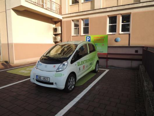 41 26. 2. Elektromobil na magistrátu K pracovním cestám mají úředníci havířovského magistrátu možnost použít elektromobil, který převzalo město do užívání ve středu 26. února.
