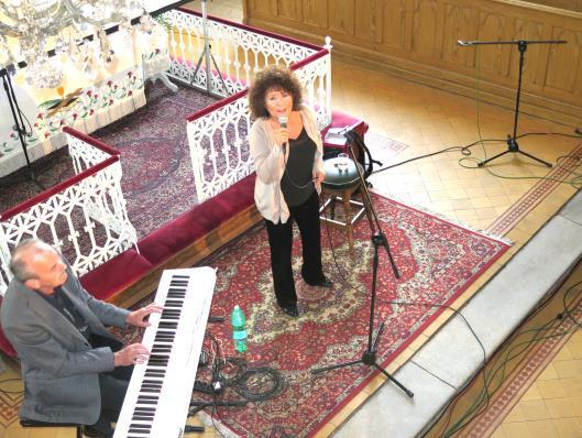 zpěvačka z Ústí nad Labem Eliška Lüftnerová a její bratr, harmonikář
