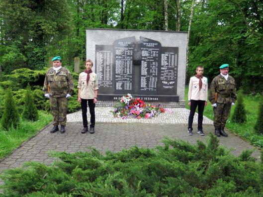 května zástupci vedení města, členové Československé obce legionářské, Českého svazu bojovníků za svobodu, Konfederace politických vězňů a Seskupení polských