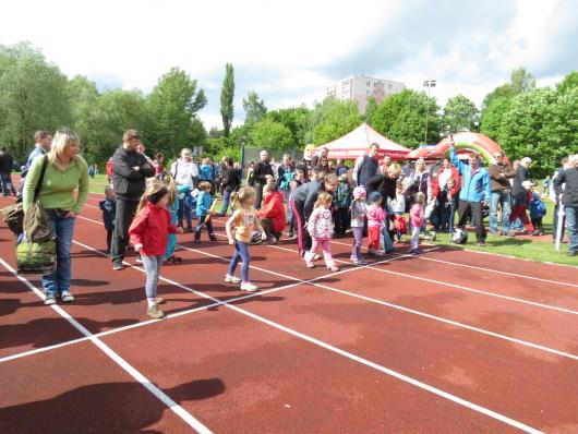 72 12. 5. Čokoládová tretra s rekordní účastí Urputné boje, výborné výkony, rekordní účast malých závodníků a obrovský zájem o běžeckou legendu Jarmilu Kratochvílovou.