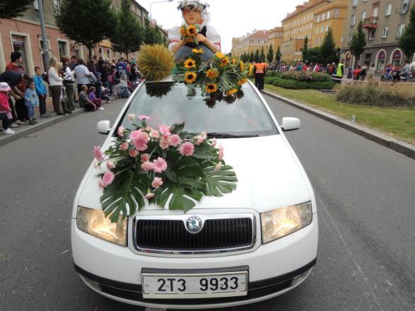 v centru města sochy ze živých květin, které následně hodnotili