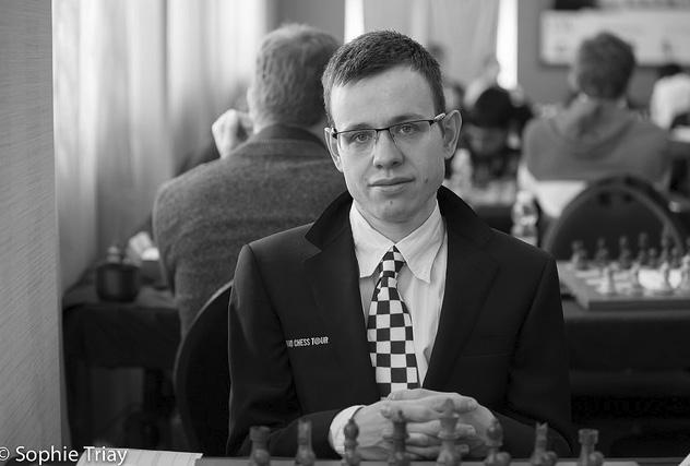 15...Sb4 Zahnat bílé figurky dozadu nepůjde: 15...h6 16.h5! hrozí otevřením pozice po braní na g6 a po 16...Sc2 17.Vc1! Sa4 18.Df5! zařve černý král kvůli diagonále b1 h7. 18... hxg5 19.Sd3+.