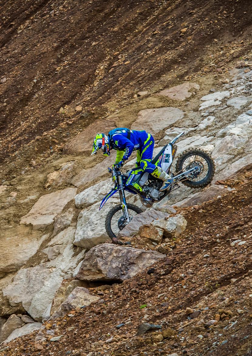 Pneumatiky pro enduro EF-07 Super Vzorek běhounu u EF-07 ve verzi Super (označena žlutým pruhem) byl navržen ve spolupráci s mnoha špičkovými enduro jezdci tak, aby splňoval