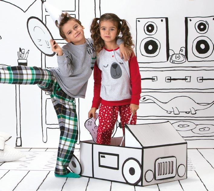 homewear Manifest Zábavné texty a potisky na pyžamech COTONELLA Pestré barvičky, mladistvé střihy a veselé potisky. V takovém oblečení se hned každý cítí lépe.