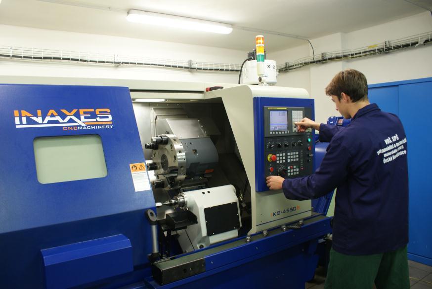 nová posluchárna v objektu školy Lidická ulice Dále při rekonstrukci budovy školy na Lidické byla vytvořena nová odborná učebna pro studenty oboru mechanik seřizovač.