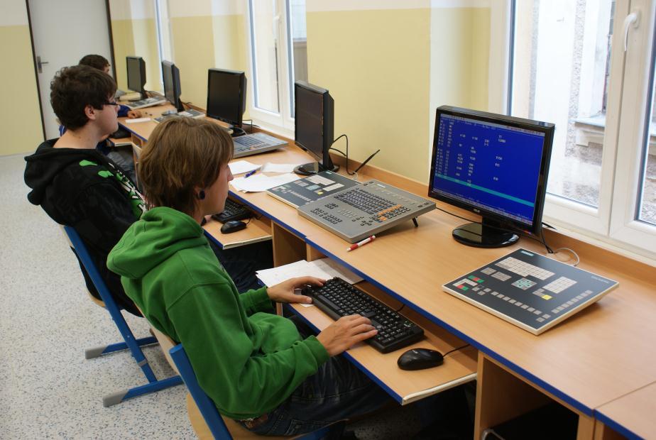 Změny na úseku praktického vyučování: pouţití výukových panelů v teoretické vyučování V rámci rekonstrukce školy na Lidické byla na budově dílen PV vyměněna okna a zateplena fasáda.