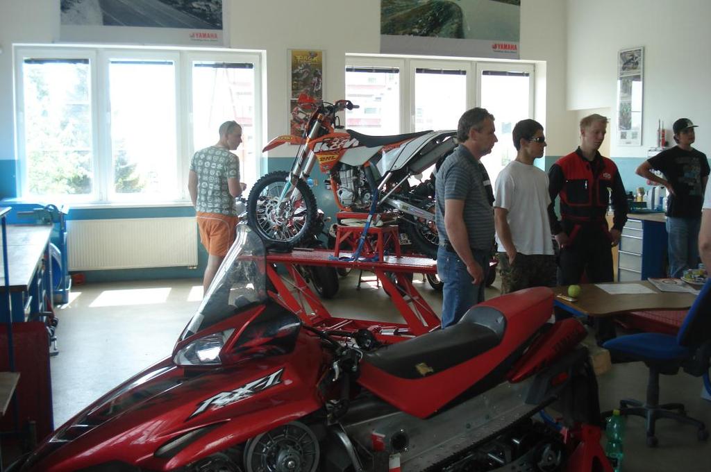 Praktická část celostátního finále soutěţe Automechanik junior 2011, zcela vpravo reprezentant školy David Ratzka 11.místo V letošním roce se pořádal 0.