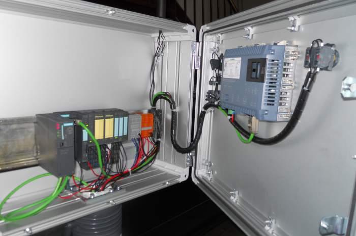 38 KAPITOLA 3. ROBOT, BEZPEČNOST A VIZUALIZACE PM-E DC24V/8A RO - zdroj č.2, 4DO x 24VDC/0.