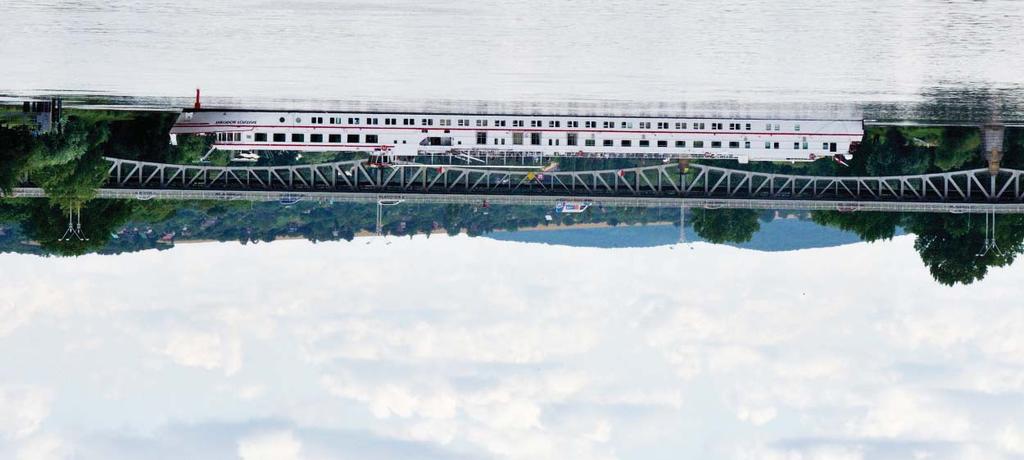 Litoměřice se vynořily na obzoru a tady se nám skýtá zajímavá podívaná. Pod mostem se otáčí další obr Theodor Fontane. Chystá se zakotvit, proto staví příď proti proudu řeky.