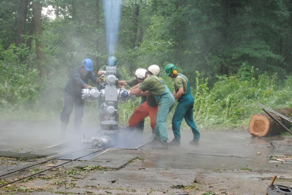 4.1.2 Řešení Erupce byla zlikvidována Hlavní báňskou záchrannou stanicí Hodonín za použití speciální techniky a na sondu byl namontován nový PK (Obrázek 25).