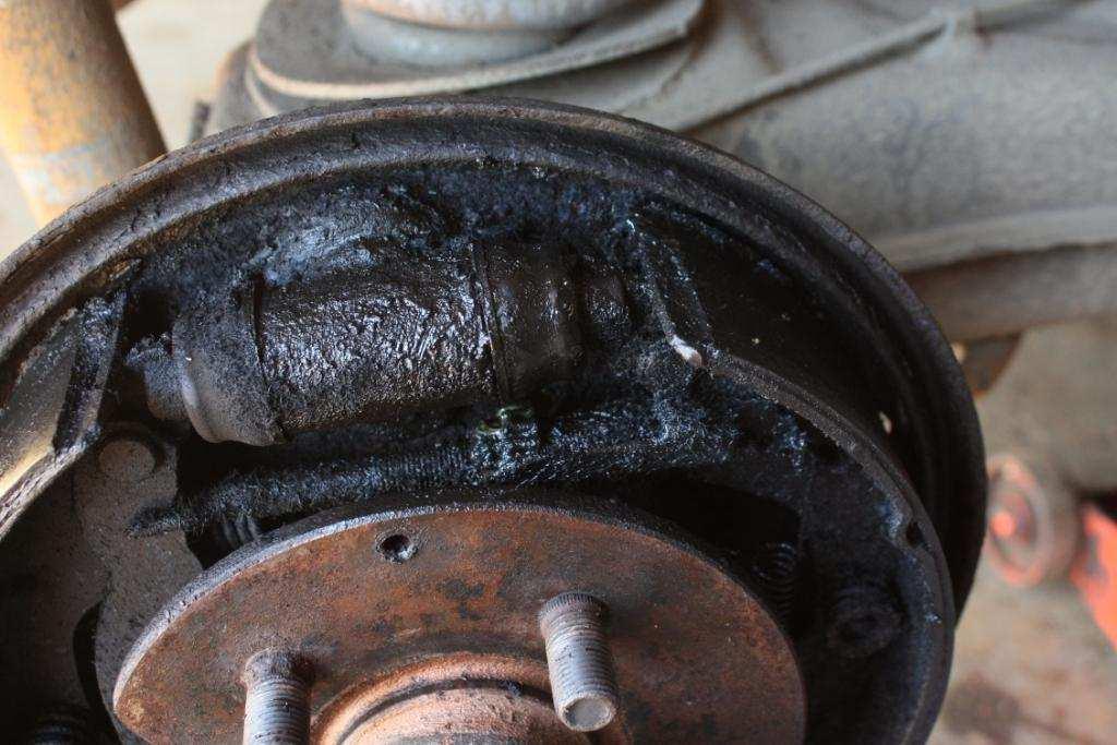 Obrázek 68: Tekoucí brzdový váleček, který způsobil zamaštění celé brzdy brzdovou kapalinou [8] 7.5 Brzdová kapalina Brzdová kapalina by měla být pravidelně měněna dle pokynů výrobce vozidla.